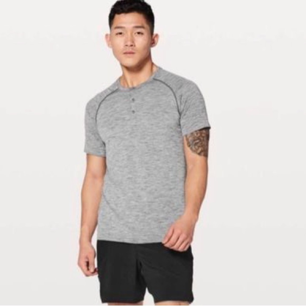 Lululemon ~Metal Vent Tech Shirt Men’s Henley   Short sleeve Size L
Gray